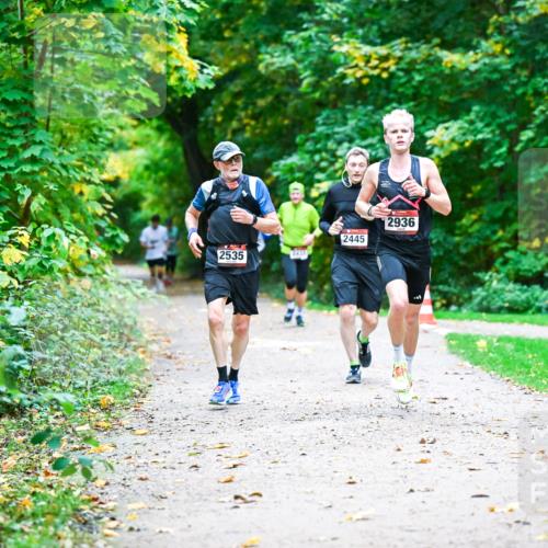 12.10.2025 - Bramfelder Halbmarathon 2025 Dr. Thomas Lammeyer http://msf.ph/oto/9346620 12.10.2025 10:20:56 Laufen 2535, 2433, 2445, 2936 meine-sportfotos.de