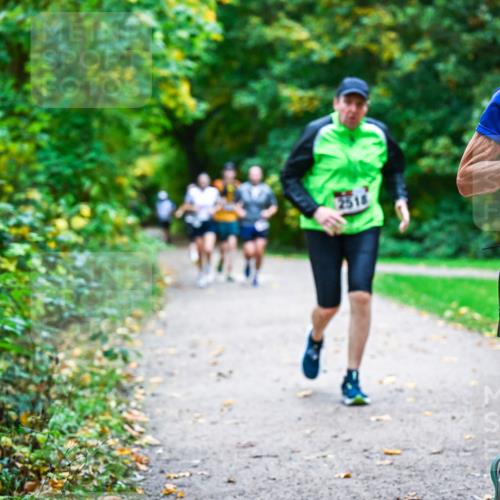 12.10.2025 - Bramfelder Halbmarathon 2025 Dr. Thomas Lammeyer http://msf.ph/oto/9346965 12.10.2025 10:22:07 Laufen 2518, 34, 2472 meine-sportfotos.de