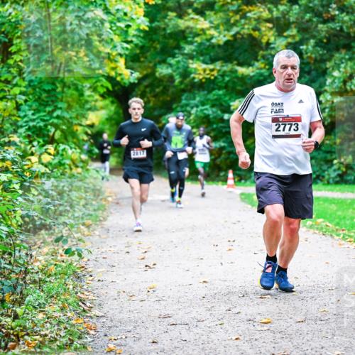 12.10.2025 - Bramfelder Halbmarathon 2025 Dr. Thomas Lammeyer http://msf.ph/oto/9347082 12.10.2025 10:22:30 Laufen 2817, 2773 meine-sportfotos.de