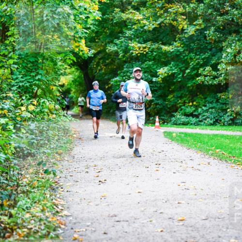 12.10.2025 - Bramfelder Halbmarathon 2025 Dr. Thomas Lammeyer http://msf.ph/oto/9347152 12.10.2025 10:22:45 Laufen 2854, 2929, 2526 meine-sportfotos.de