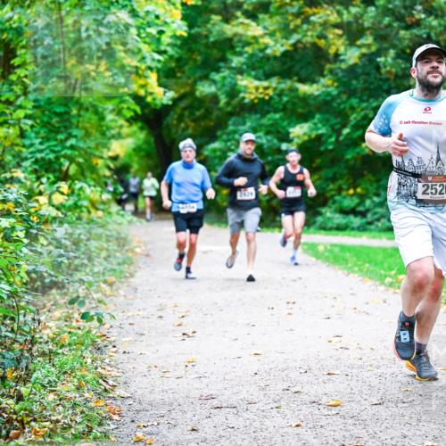 12.10.2025 - Bramfelder Halbmarathon 2025 Dr. Thomas Lammeyer http://msf.ph/oto/9347167 12.10.2025 10:22:47 Laufen 17, 2526 meine-sportfotos.de