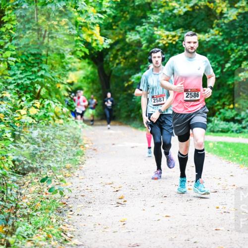 12.10.2025 - Bramfelder Halbmarathon 2025 Dr. Thomas Lammeyer http://msf.ph/oto/9347409 12.10.2025 10:23:41 Laufen 2587, 2586 meine-sportfotos.de
