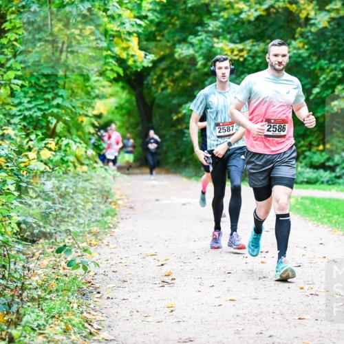 12.10.2025 - Bramfelder Halbmarathon 2025 Dr. Thomas Lammeyer http://msf.ph/oto/9347410 12.10.2025 10:23:41 Laufen 2587, 2586 meine-sportfotos.de