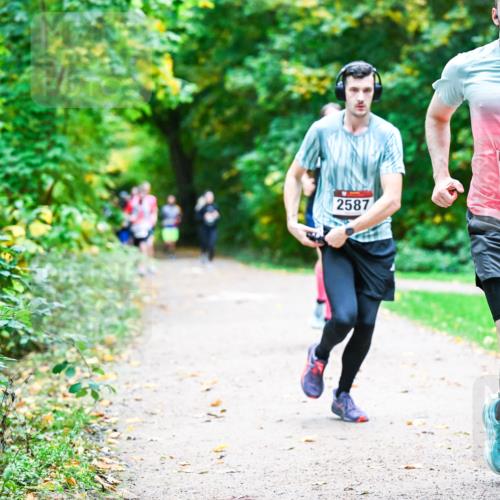 12.10.2025 - Bramfelder Halbmarathon 2025 Dr. Thomas Lammeyer http://msf.ph/oto/9347416 12.10.2025 10:23:43 Laufen 2587, 2586 meine-sportfotos.de