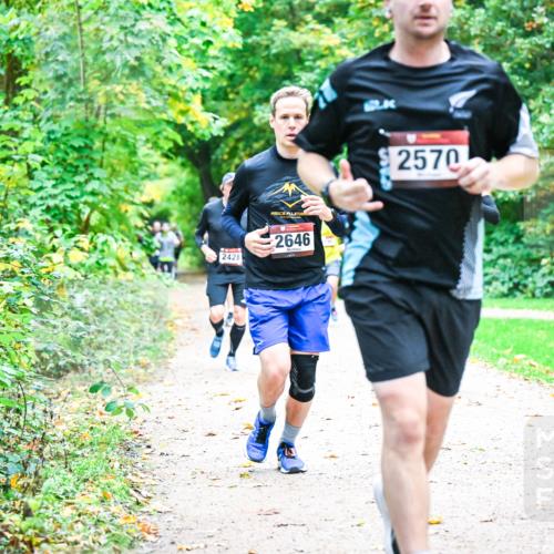 12.10.2025 - Bramfelder Halbmarathon 2025 Dr. Thomas Lammeyer http://msf.ph/oto/9347472 12.10.2025 10:23:55 Laufen 2428, 2646, 2570 meine-sportfotos.de