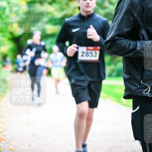 12.10.2025 - Bramfelder Halbmarathon 2025 Dr. Thomas Lammeyer http://msf.ph/oto/9348012 12.10.2025 10:25:44 Laufen 2853, 49, 2629 meine-sportfotos.de