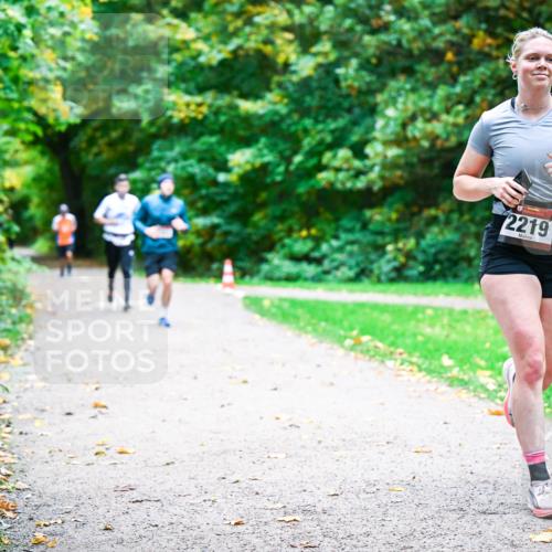 12.10.2025 - Bramfelder Halbmarathon 2025 Dr. Thomas Lammeyer http://msf.ph/oto/9348092 12.10.2025 10:26:00 Laufen 2219 meine-sportfotos.de