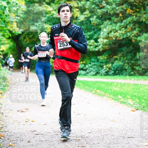 12.10.2025 - Bramfelder Halbmarathon 2025 Dr. Thomas Lammeyer http://msf.ph/oto/9348147 12.10.2025 10:26:14 Laufen 2811, 253 meine-sportfotos.de