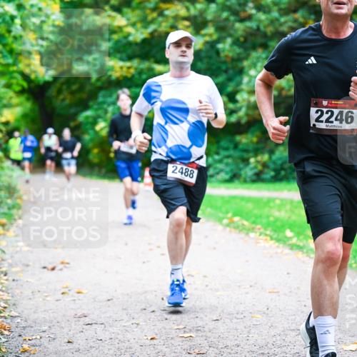 12.10.2025 - Bramfelder Halbmarathon 2025 Dr. Thomas Lammeyer http://msf.ph/oto/9348199 12.10.2025 10:26:26 Laufen 2488, 34, 2246 meine-sportfotos.de