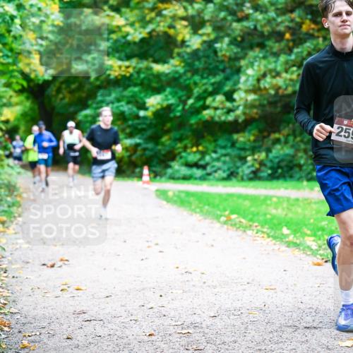 12.10.2025 - Bramfelder Halbmarathon 2025 Dr. Thomas Lammeyer http://msf.ph/oto/9348215 12.10.2025 10:26:29 Laufen 2595 meine-sportfotos.de