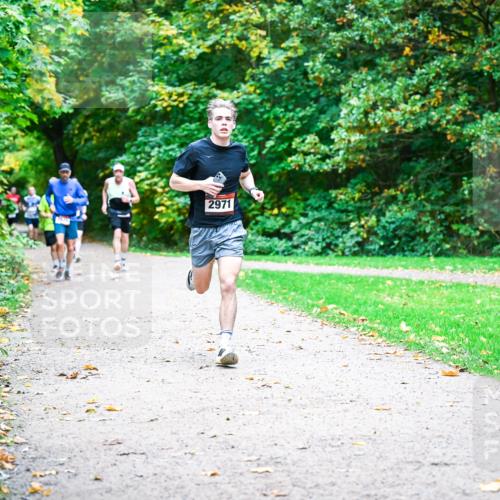 12.10.2025 - Bramfelder Halbmarathon 2025 Dr. Thomas Lammeyer http://msf.ph/oto/9348220 12.10.2025 10:26:30 Laufen 2971 meine-sportfotos.de