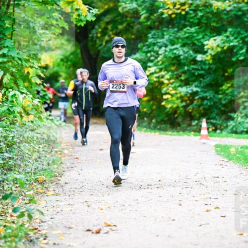 12.10.2025 - Bramfelder Halbmarathon 2025 Dr. Thomas Lammeyer http://msf.ph/oto/9348557 12.10.2025 10:27:46 Laufen 2253 meine-sportfotos.de