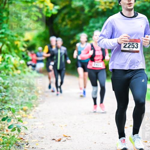 12.10.2025 - Bramfelder Halbmarathon 2025 Dr. Thomas Lammeyer http://msf.ph/oto/9348571 12.10.2025 10:27:49 Laufen 2253 meine-sportfotos.de