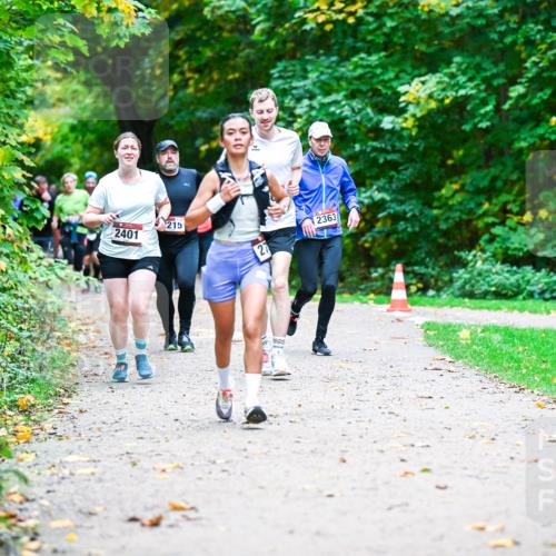 12.10.2025 - Bramfelder Halbmarathon 2025 Dr. Thomas Lammeyer http://msf.ph/oto/9348677 12.10.2025 10:28:10 Laufen 2401, 215, 2363 meine-sportfotos.de