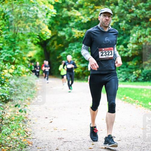 12.10.2025 - Bramfelder Halbmarathon 2025 Dr. Thomas Lammeyer http://msf.ph/oto/9348863 12.10.2025 10:28:47 Laufen 8, 2323, 2324 meine-sportfotos.de