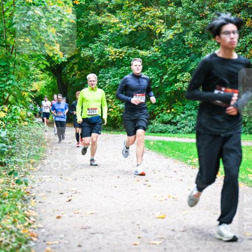 12.10.2025 - Bramfelder Halbmarathon 2025 Dr. Thomas Lammeyer http://msf.ph/oto/9348919 12.10.2025 10:29:00 Laufen 2232, 2201, 11 meine-sportfotos.de