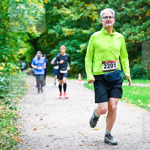 12.10.2025 - Bramfelder Halbmarathon 2025 Dr. Thomas Lammeyer http://msf.ph/oto/9348941 12.10.2025 10:29:03 Laufen 2201 meine-sportfotos.de