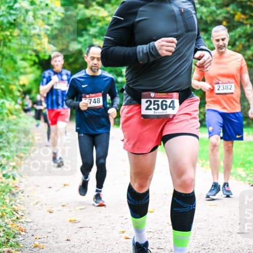 12.10.2025 - Bramfelder Halbmarathon 2025 Dr. Thomas Lammeyer http://msf.ph/oto/9349220 12.10.2025 10:30:00 Laufen 27111, 748, 2564, 2382, 2503 meine-sportfotos.de