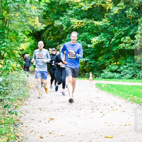 12.10.2025 - Bramfelder Halbmarathon 2025 Dr. Thomas Lammeyer http://msf.ph/oto/9349314 12.10.2025 10:30:25 Laufen 2592, 257, 2349 meine-sportfotos.de