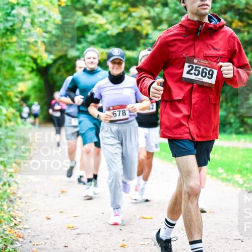 12.10.2025 - Bramfelder Halbmarathon 2025 Dr. Thomas Lammeyer http://msf.ph/oto/9349538 12.10.2025 10:31:09 Laufen 678, 34, 2569 meine-sportfotos.de