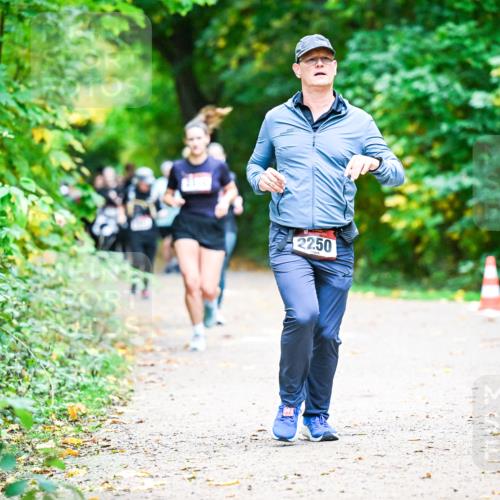 12.10.2025 - Bramfelder Halbmarathon 2025 Dr. Thomas Lammeyer http://msf.ph/oto/9349753 12.10.2025 10:31:52 Laufen 2250 meine-sportfotos.de