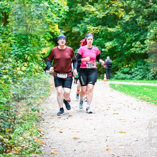 12.10.2025 - Bramfelder Halbmarathon 2025 Dr. Thomas Lammeyer http://msf.ph/oto/9349965 12.10.2025 10:32:28 Laufen 2229, 2228, 2 meine-sportfotos.de