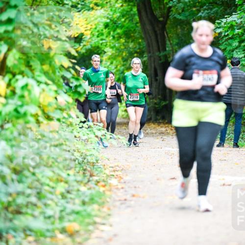 12.10.2025 - Bramfelder Halbmarathon 2025 Dr. Thomas Lammeyer http://msf.ph/oto/9350293 12.10.2025 10:33:41 Laufen 2355, 859, 2318 meine-sportfotos.de