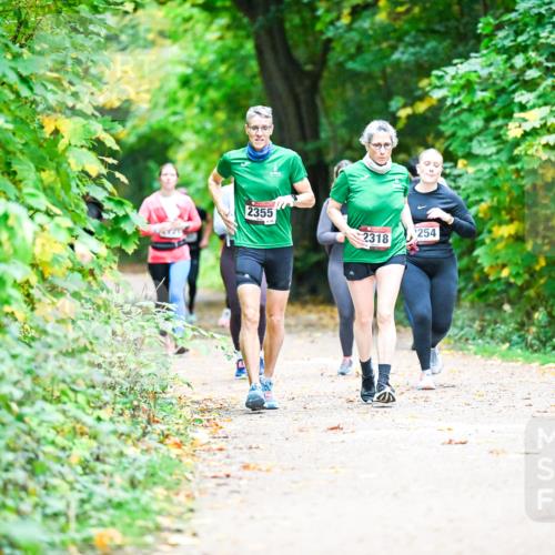 12.10.2025 - Bramfelder Halbmarathon 2025 Dr. Thomas Lammeyer http://msf.ph/oto/9350314 12.10.2025 10:33:46 Laufen 2355, 2318, 254 meine-sportfotos.de