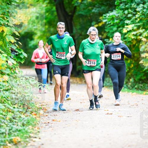 12.10.2025 - Bramfelder Halbmarathon 2025 Dr. Thomas Lammeyer http://msf.ph/oto/9350325 12.10.2025 10:33:48 Laufen 2355, 15, 2254, 2318 meine-sportfotos.de