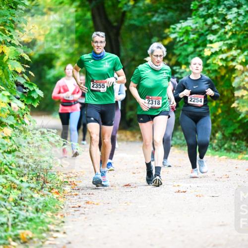 12.10.2025 - Bramfelder Halbmarathon 2025 Dr. Thomas Lammeyer http://msf.ph/oto/9350326 12.10.2025 10:33:48 Laufen 2355, 2318, 2254 meine-sportfotos.de