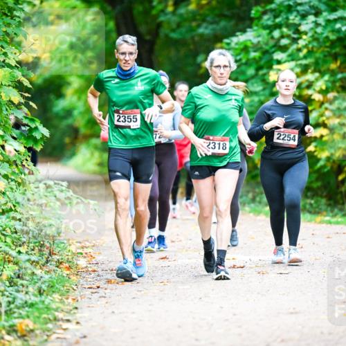 12.10.2025 - Bramfelder Halbmarathon 2025 Dr. Thomas Lammeyer http://msf.ph/oto/9350338 12.10.2025 10:33:49 Laufen 2355, 72, 2254, 2318 meine-sportfotos.de