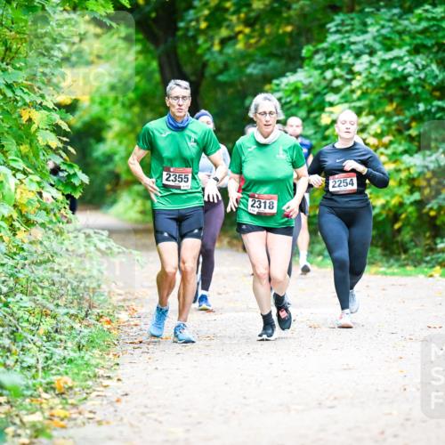 12.10.2025 - Bramfelder Halbmarathon 2025 Dr. Thomas Lammeyer http://msf.ph/oto/9350342 12.10.2025 10:33:50 Laufen 2355, 2254, 2318 meine-sportfotos.de
