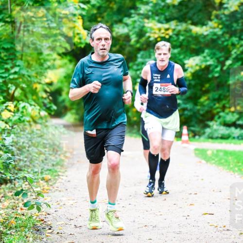 12.10.2025 - Bramfelder Halbmarathon 2025 Dr. Thomas Lammeyer http://msf.ph/oto/9350638 12.10.2025 10:34:59 Laufen 248 meine-sportfotos.de