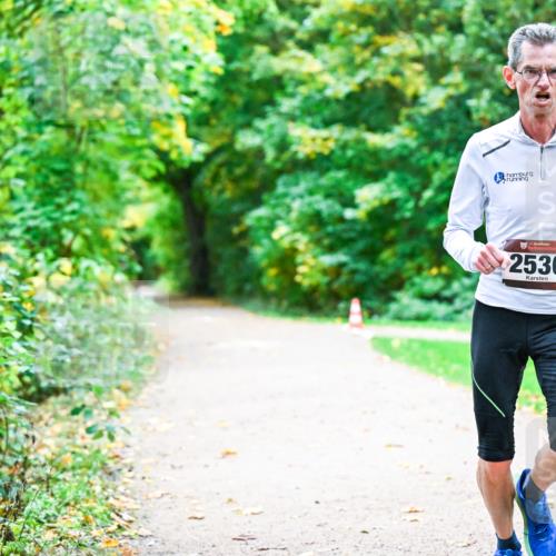 12.10.2025 - Bramfelder Halbmarathon 2025 Dr. Thomas Lammeyer http://msf.ph/oto/9350644 12.10.2025 10:35:02 Laufen 34, 2530 meine-sportfotos.de