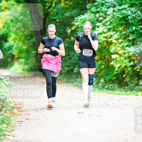 12.10.2025 - Bramfelder Halbmarathon 2025 Dr. Thomas Lammeyer http://msf.ph/oto/9350743 12.10.2025 10:35:34 Laufen 2819, 2820 meine-sportfotos.de