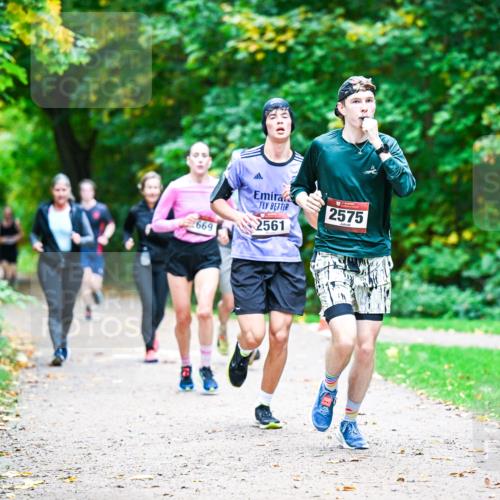 12.10.2025 - Bramfelder Halbmarathon 2025 Dr. Thomas Lammeyer http://msf.ph/oto/9351089 12.10.2025 10:37:33 Laufen 669, 2561, 2575 meine-sportfotos.de