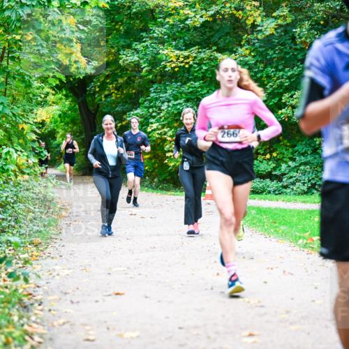 12.10.2025 - Bramfelder Halbmarathon 2025 Dr. Thomas Lammeyer http://msf.ph/oto/9351102 12.10.2025 10:37:36 Laufen 266, 2561 meine-sportfotos.de