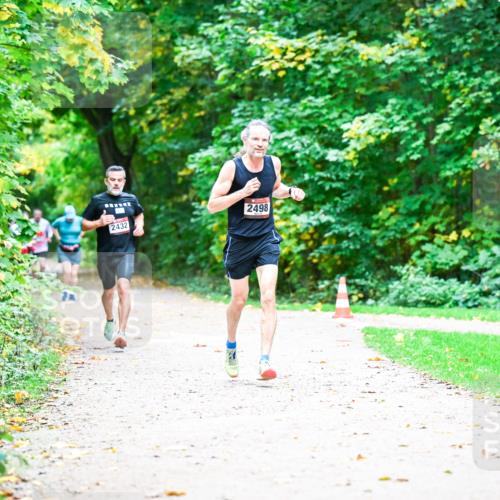 12.10.2025 - Bramfelder Halbmarathon 2025 Dr. Thomas Lammeyer http://msf.ph/oto/9351137 12.10.2025 10:37:43 Laufen 2432, 2498 meine-sportfotos.de