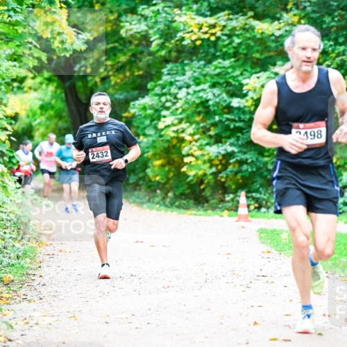 12.10.2025 - Bramfelder Halbmarathon 2025 Dr. Thomas Lammeyer http://msf.ph/oto/9351148 12.10.2025 10:37:45 Laufen 2432, 498 meine-sportfotos.de