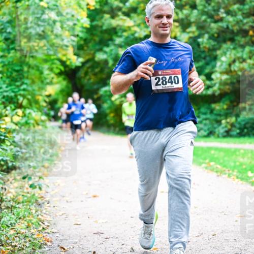 12.10.2025 - Bramfelder Halbmarathon 2025 Dr. Thomas Lammeyer http://msf.ph/oto/9351368 12.10.2025 10:38:44 Laufen 34, 2840 meine-sportfotos.de