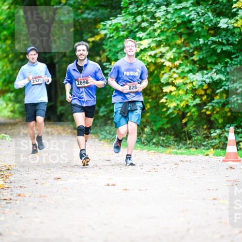 12.10.2025 - Bramfelder Halbmarathon 2025 Dr. Thomas Lammeyer http://msf.ph/oto/9351542 12.10.2025 10:39:28 Laufen 2939, 2699, 828 meine-sportfotos.de