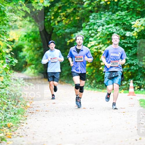 12.10.2025 - Bramfelder Halbmarathon 2025 Dr. Thomas Lammeyer http://msf.ph/oto/9351558 12.10.2025 10:39:30 Laufen 2939, 2699, 2828 meine-sportfotos.de