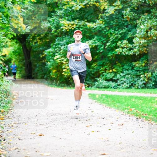 12.10.2025 - Bramfelder Halbmarathon 2025 Dr. Thomas Lammeyer http://msf.ph/oto/9351660 12.10.2025 10:39:56 Laufen 2354 meine-sportfotos.de