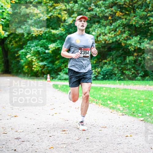12.10.2025 - Bramfelder Halbmarathon 2025 Dr. Thomas Lammeyer http://msf.ph/oto/9351669 12.10.2025 10:39:57 Laufen 2354, 103 meine-sportfotos.de