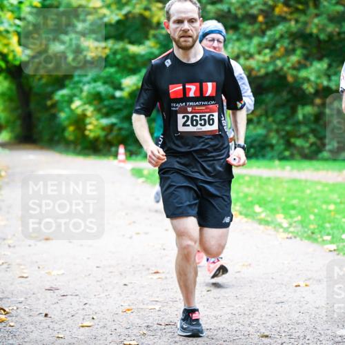 12.10.2025 - Bramfelder Halbmarathon 2025 Dr. Thomas Lammeyer http://msf.ph/oto/9351767 12.10.2025 10:40:18 Laufen 2656, 361, 2756 meine-sportfotos.de