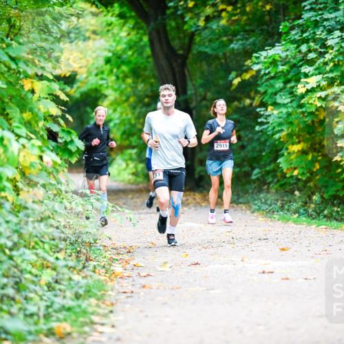 12.10.2025 - Bramfelder Halbmarathon 2025 Dr. Thomas Lammeyer http://msf.ph/oto/9351836 12.10.2025 10:40:52 Laufen 2915 meine-sportfotos.de