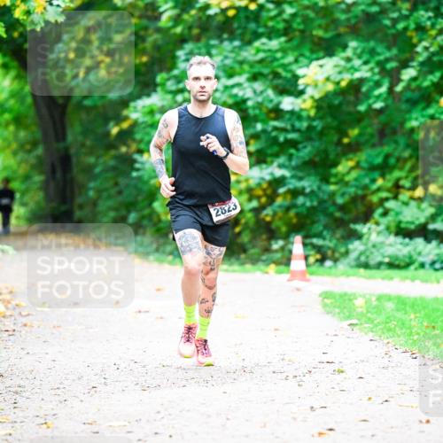 12.10.2025 - Bramfelder Halbmarathon 2025 Dr. Thomas Lammeyer http://msf.ph/oto/9351915 12.10.2025 10:41:06 Laufen 2823 meine-sportfotos.de