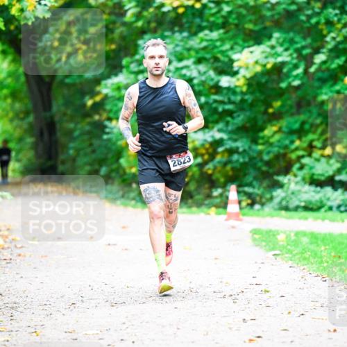 12.10.2025 - Bramfelder Halbmarathon 2025 Dr. Thomas Lammeyer http://msf.ph/oto/9351916 12.10.2025 10:41:07 Laufen 2823 meine-sportfotos.de