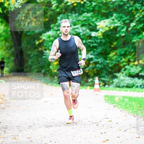 12.10.2025 - Bramfelder Halbmarathon 2025 Dr. Thomas Lammeyer http://msf.ph/oto/9351917 12.10.2025 10:41:07 Laufen 2323 meine-sportfotos.de