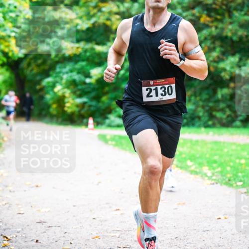 12.10.2025 - Bramfelder Halbmarathon 2025 Dr. Thomas Lammeyer http://msf.ph/oto/9352028 12.10.2025 10:41:39 Laufen 34, 2130 meine-sportfotos.de